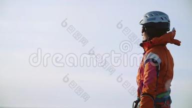 女登山者穿着特别的衣服，<strong>站在山顶</strong>，双手张开，望着前方